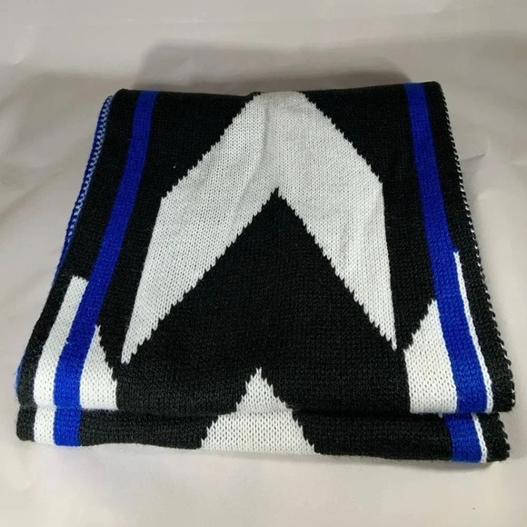 Express Chevron Knitted Oblong Scarf - Picture 2 of 5